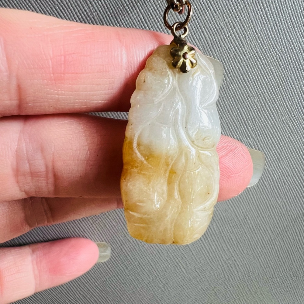 Unique Vintage goldtonr and Cream Jade? Pendant Necklace